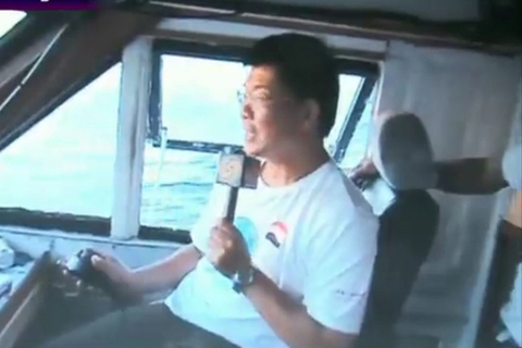 视频截图：7月4日，台湾“中华保钓协会”黄锡麟前往钓鱼岛宣示主权。