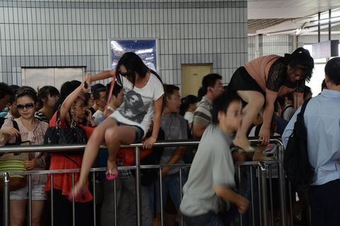 7月5日，北京地铁一号线四惠地铁站乘客滞留情况。  靳松/CFP
