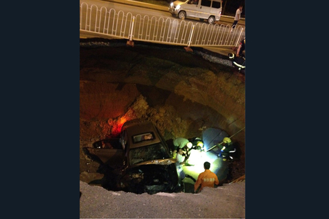 7月5日，长沙，湘江路中段突然发生塌陷，一台从此路过的轿车瞬间被巨坑吞没。  卡拉卡/CFP