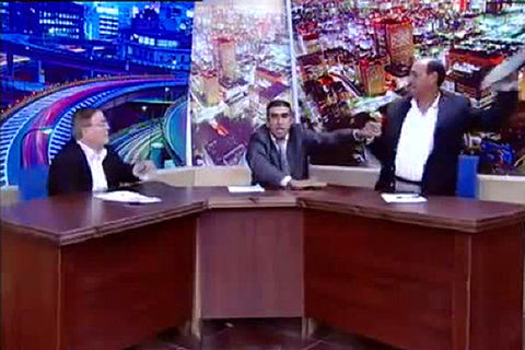 （视频截图）电视直播辩论会现场，议员Mohammad Shawabka向前议员Mansur Murad扔鞋子。 东方IC