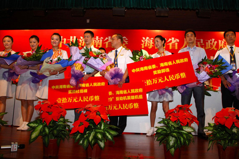 7月9日，海口市，海南省委、省政府在海口举行大会，隆重表彰“6·29”反劫机英雄机组。 高林/东方IC