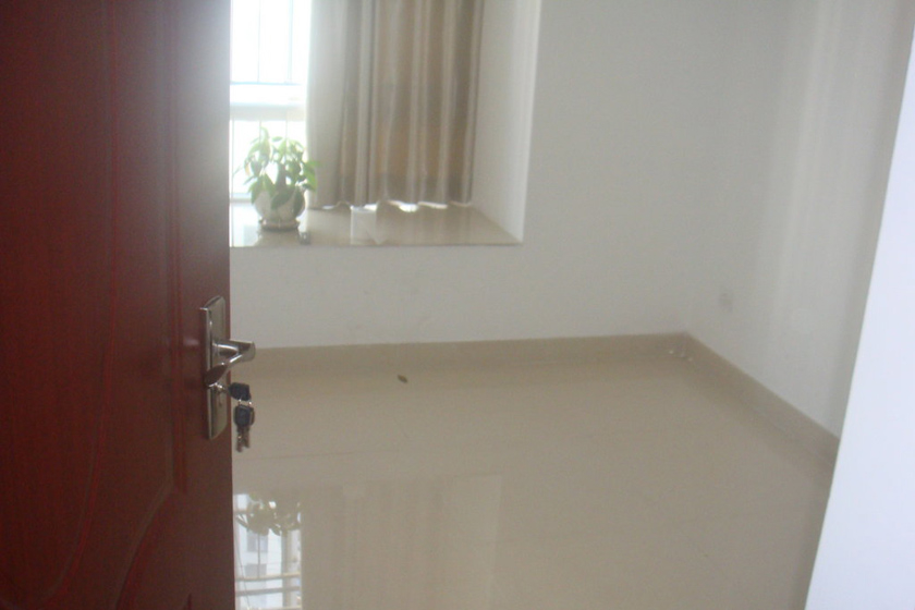 7月10日，深圳，22C一房间，已被搬空。 CFP_深圳一政府福利房变麻将馆