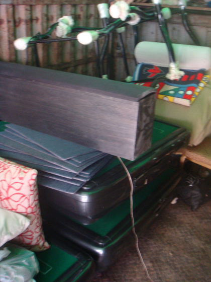 7月10日，深圳，开设麻将馆的佘某请来搬运公司，试图将麻将桌等搬走。 CFP_深圳一政府福利房变麻将馆