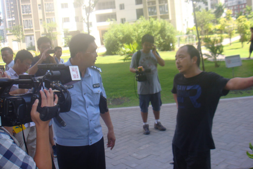 7月10日，深圳，香蜜湖派出所民警闻讯赶到，要求佘某停止搬运。佘某坚称，没违规出租，麻将馆还没开张。 CFP_深圳一政府福利房变麻将馆