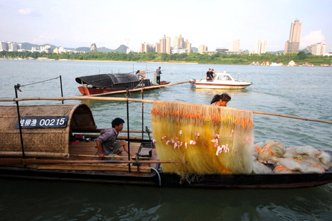 7月10日清晨，广西柳州，渔船上挂着猪肉作为诱饵的渔网。 黄河/东方IC