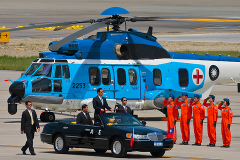 马英九首次以台军统帅身份检阅空军部队