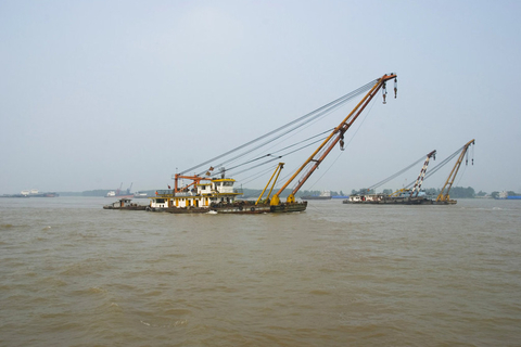 7月11日，打捞船在现场搜救和拦截油污。  封疆江/东方IC