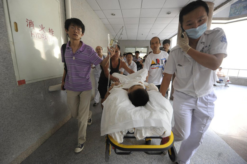 7月12日，杜传旺被送进重症监护室。  CFP_13岁遭高压枪充气少年抵京接受治疗