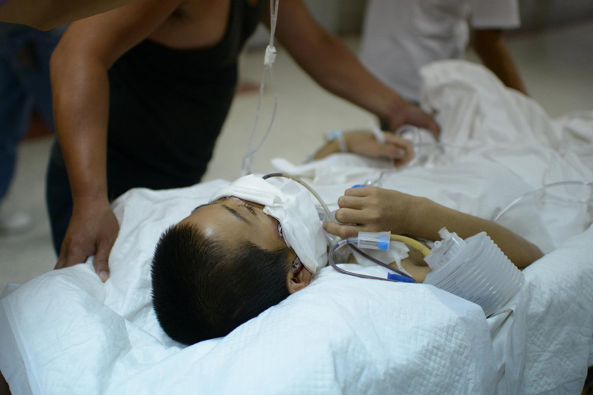 7月12日，杜传旺被送进重症监护室。  CFP_13岁遭高压枪充气少年抵京接受治疗