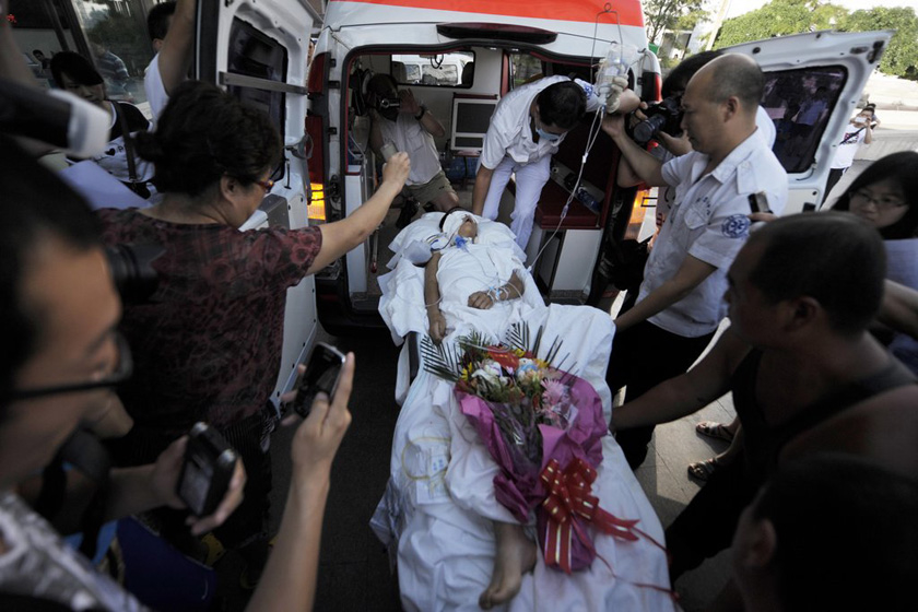 7月12日，载有杜传旺的急救车抵京。  CFP_13岁遭高压枪充气少年抵京接受治疗