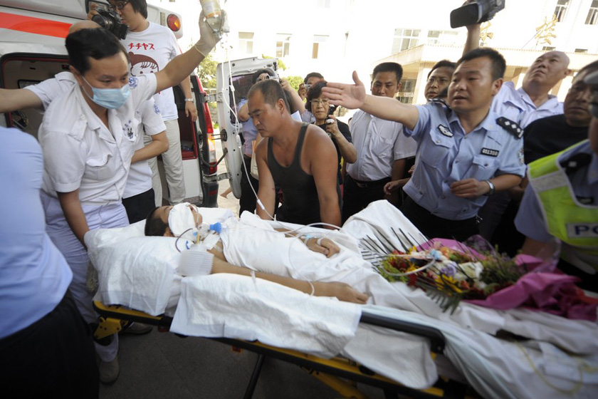 7月12日，载有杜传旺的急救车抵京。  CFP_13岁遭高压枪充气少年抵京接受治疗