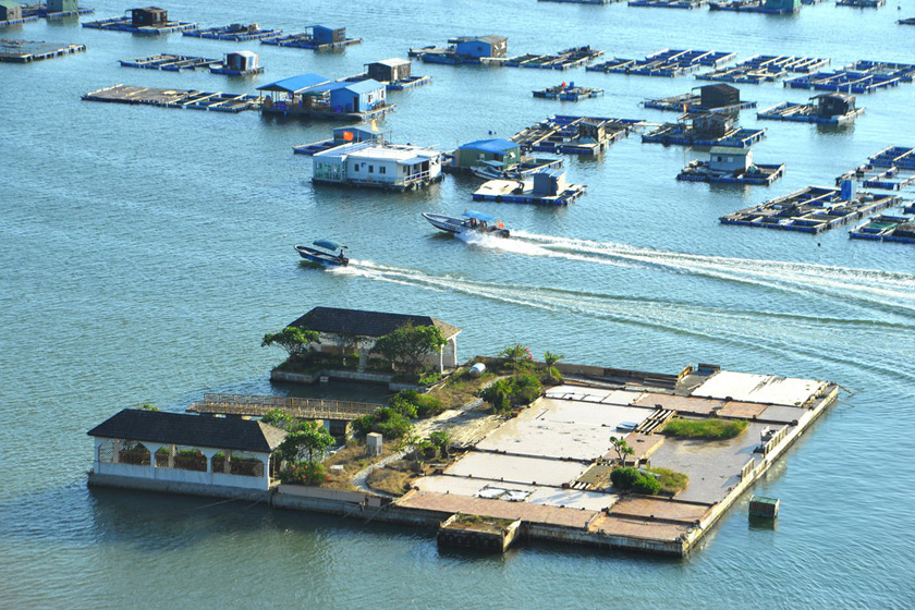 7月12日，深圳“海上皇宫”左块主体离另外合并的两块相隔仅100多米。  CFP_深圳违规被拆“海上皇宫”悄然复建