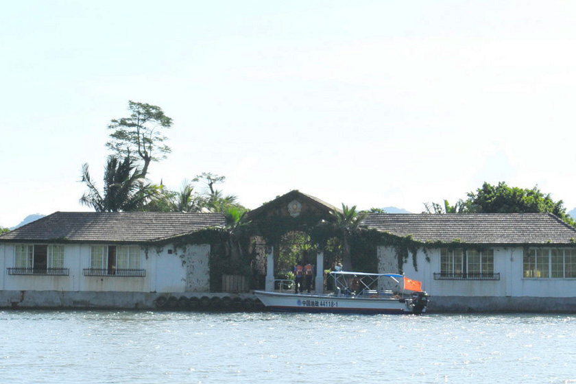 7月12日下午，一艘渔政快艇停靠在深圳“海上皇宫”旁，数名工作人员走上“海上皇宫”。  CFP_深圳违规被拆“海上皇宫”悄然复建