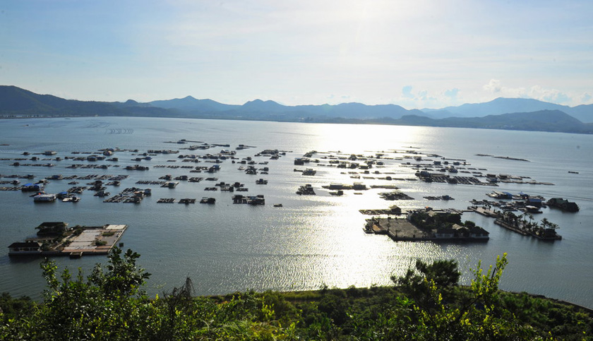 7月12日，深圳“海上皇宫”左中右三块主体中，右边两块已经合体。  CFP_深圳违规被拆“海上皇宫”悄然复建