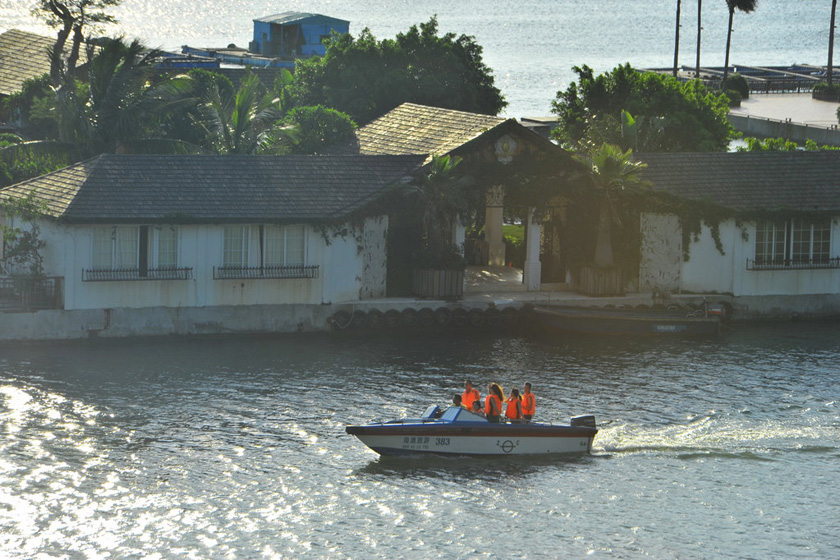 7月12日，一艘快艇载着数名游客在深圳“海上皇宫”周围参观。  CFP_深圳违规被拆“海上皇宫”悄然复建
