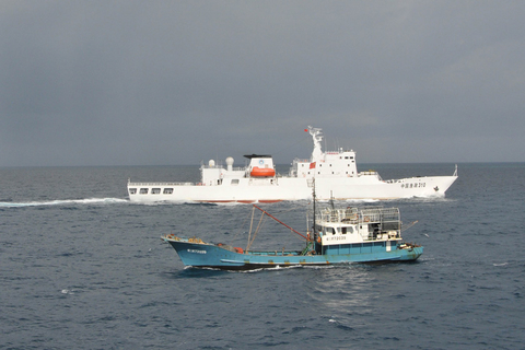 7月15日，中国渔政310船赶赴永暑礁护渔。 王存福/新华社