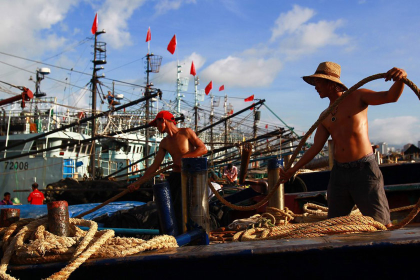 7月12日，海南三亚，渔民们正在做出发前的准备工作。 霍立渤/CFP_海南最大规模渔船队抵达南沙永暑礁 