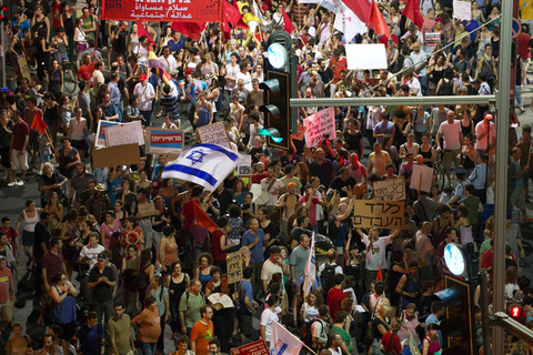 7月14日晚，以色列特拉维夫民众举行集会，纪念争取社会改革示威活动爆发一周年。 JACK GUEZ/东方IC