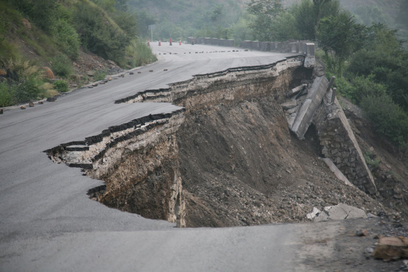7月18日，坍塌路段。 王林/CFP_太原一刚改造公路发生坍塌