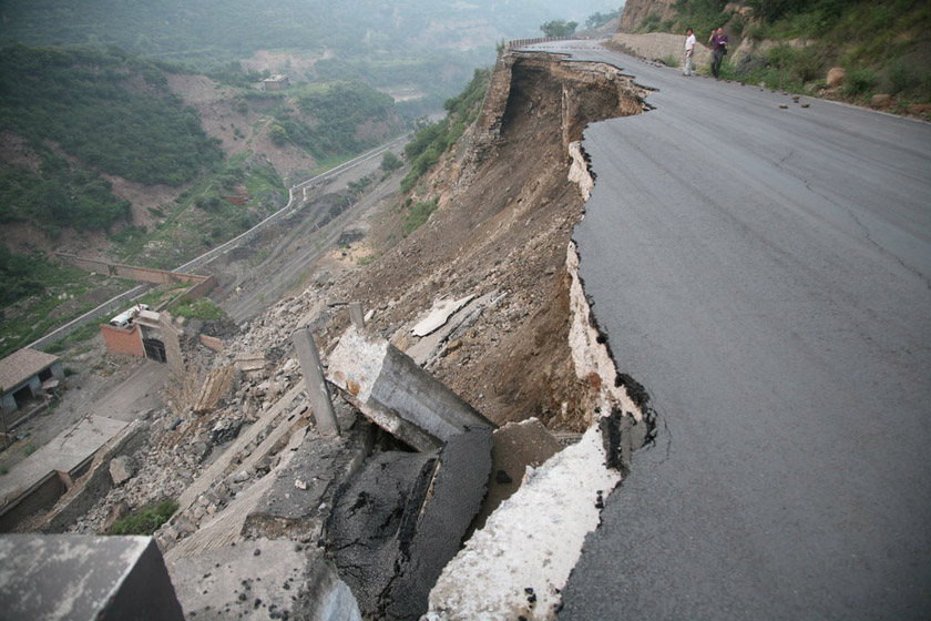 7月18日，坍塌路段。 王林/CFP_太原一刚改造公路发生坍塌