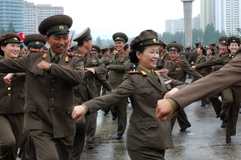 这张朝中社7月18日提供的照片显示，朝鲜人民军官兵在朝鲜首都平壤的“4·25文化会馆”广场举行庆祝歌舞会。 新华社/朝中社