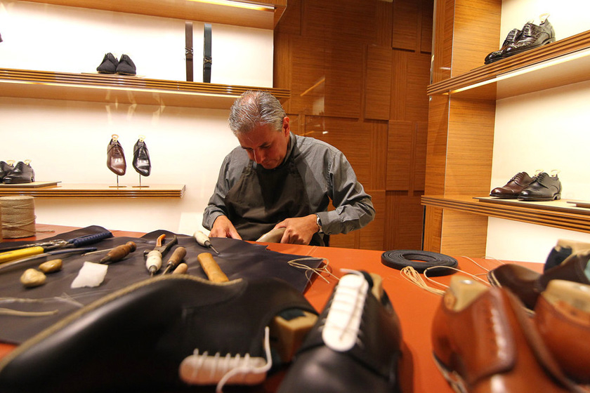 7月18日，位于上海恒隆广场的“路易威登之家”内，纯手工的高级订制皮鞋。 dongjun/东方IC_中国最大LV专卖店将在沪开业