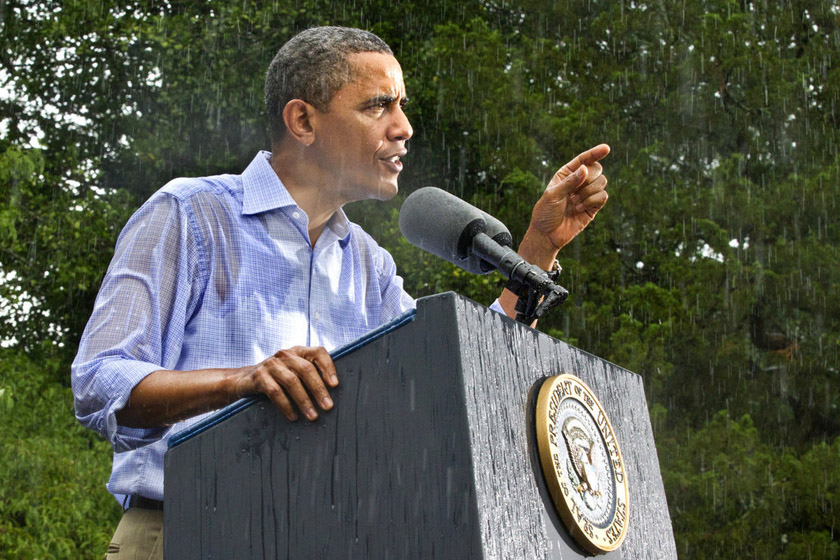 2012年7月14日，美国弗吉尼亚州府里士满附近小镇，奥巴马冒雨发表竞选演讲。 J Scott Applewhite/东方IC_财新每周图片(2012.7.14-7.20)