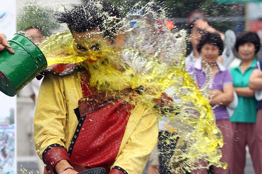 2012年7月17日，韩国首尔，狂欢者互相泼洒有颜色的水。 CFP_财新每周图片(2012.7.14-7.20)