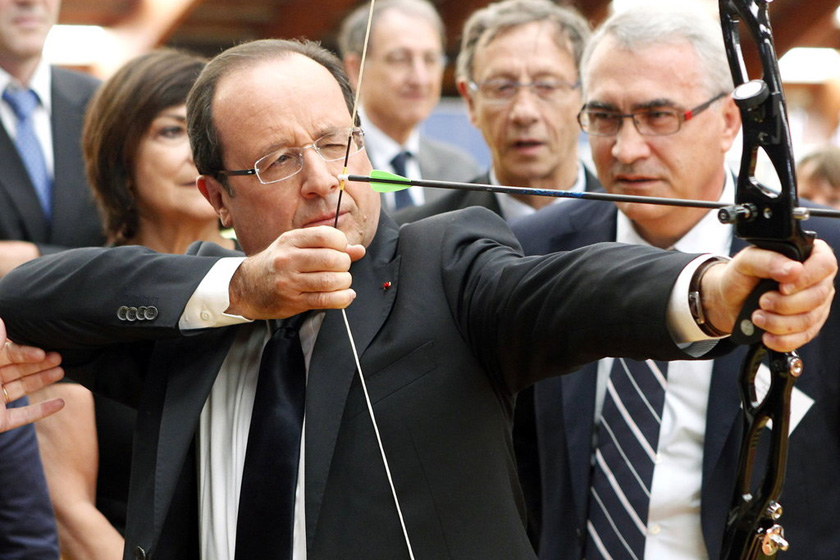 2012年7月16日，巴黎，法国总统奥朗德在法国奥运代表团成员训练总部访问时拉弓射箭。 ABACA/东方IC_财新每周图片(2012.7.14-7.20)