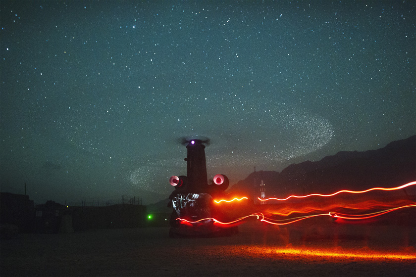 2012年7月15日，阿富汗帕克提亚省前哨基地Herrera，伞兵登上CH-47“支奴干”运输直升机，准备参加作战任务。 REUTERS/Lucas Jackson_财新每周图片(2012.7.14-7.20)