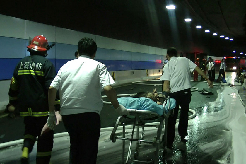 7月22日，事故现场。 云青/东方IC_上海一隧道内宝马撞护栏致3死