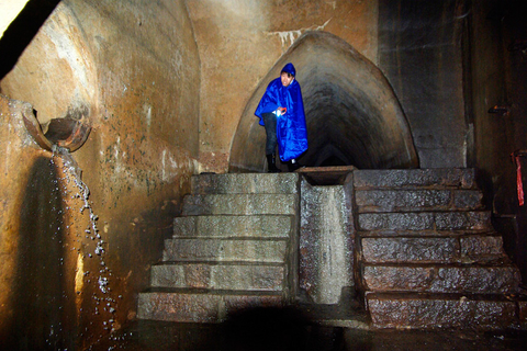 2010年6月6日，青岛，主管道向前50米左右，一座阶梯型的下水道出现了，仿佛地下宫殿一般。  李隽辉/CFP