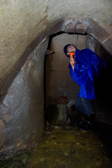 2010年6月6日，青岛，主管道的尽头，记者向上观察天井。  李隽辉/CFP_探秘青岛百年德建排水系统