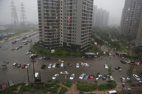 7月21日，北京，立水桥南望春园小区附近，大量的车被淹。 新京报秦斌/CFP