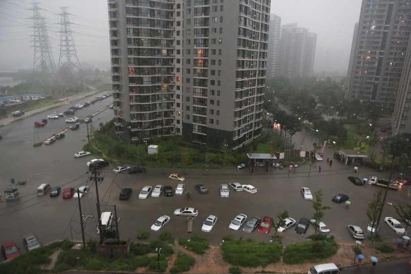 7月21日，北京，立水桥南望春园小区附近，大量的车被淹。 新京报秦斌/CFP_北京“7·21”特大暴雨