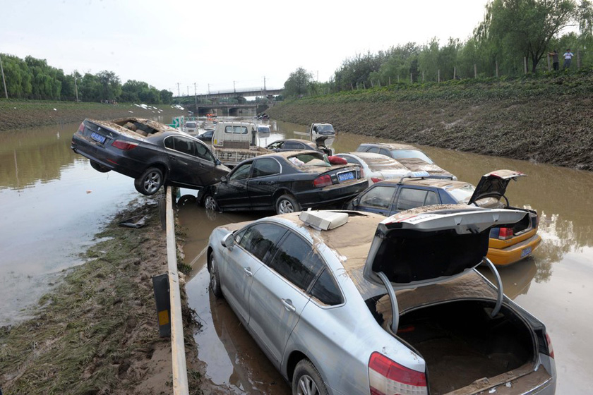 7月23日，北京，京港澳高速出京方向被淹汽车露出。  欧阳晓菲/CFP_京港澳高速今日通车 被淹车辆“现身”