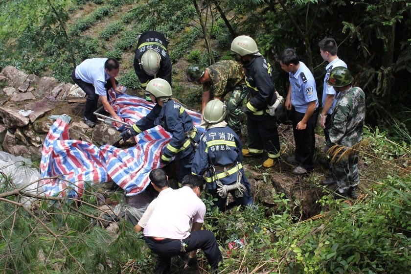 福建寿宁一辆三轮摩托车坠桥致13死7伤