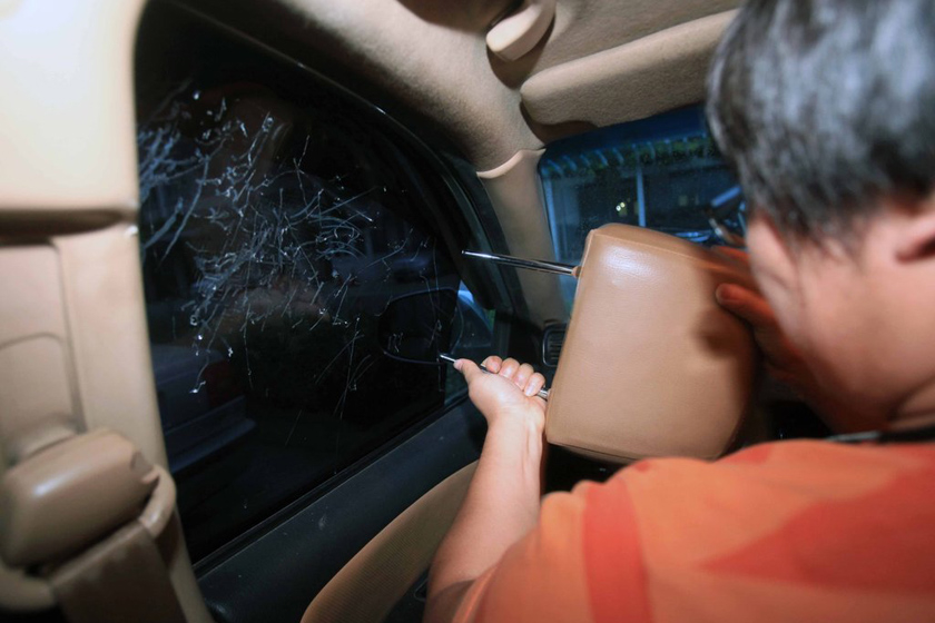 7月23日，北京，3位男士轮换尝试用车内头枕砸车窗玻璃3分多钟没有砸碎车窗。 新京报王贵彬/CFP_图解车内破窗逃生方法