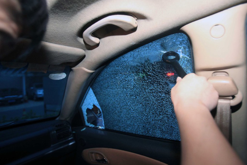 7月23日，北京，一位男子用汽车拖车钩砸9次将玻璃砸碎。 新京报王贵彬/CFP_图解车内破窗逃生方法