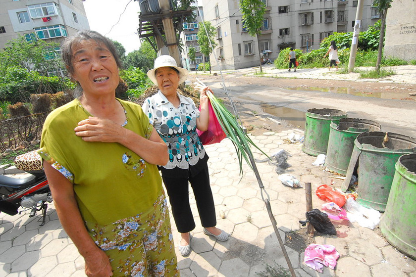7月23日，辽宁鞍山，附近居民回忆说女婴就是在垃圾桶里被发现的。  东方IC_早产女婴遭割喉遗弃 经抢救脱离危险