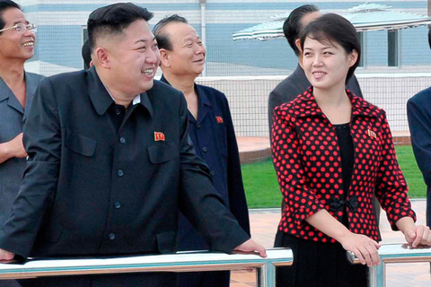 7月24日，朝鲜最高领导人金正恩元帅和夫人李雪主视察绫罗人民游乐园。  REUTERS