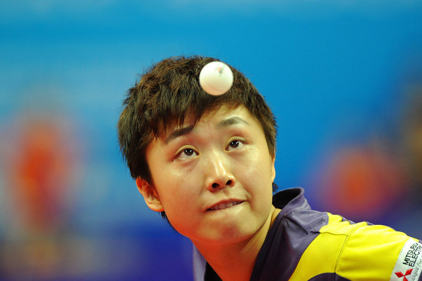 新加坡旗手乒乓球运动员冯天薇。   东方IC_奥运会开幕式部分国家旗手集锦
