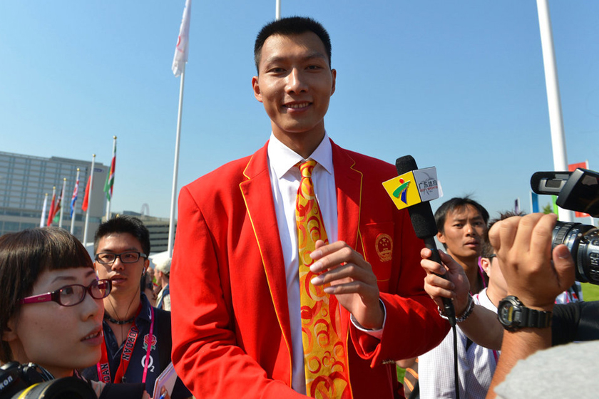中国代表团旗手易建联。   东方IC_奥运会开幕式部分国家旗手集锦
