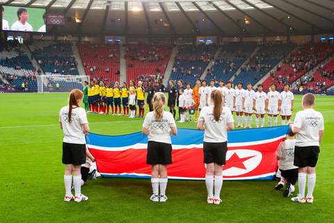 7月25日，汉普敦公园球场，朝鲜女足在比赛开始前唱国歌。 Chris Clark/东方IC
