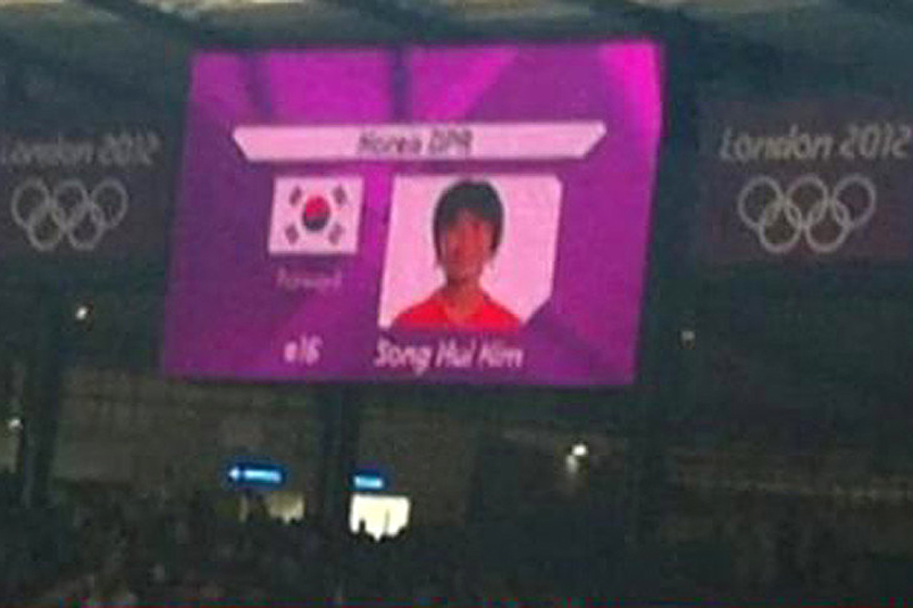 7月25日，汉普敦公园球场中央的大屏幕上，介绍朝鲜女足队员的头像旁显示的却是韩国国旗。 东方IC_朝鲜女足因错配韩国国旗一度罢赛