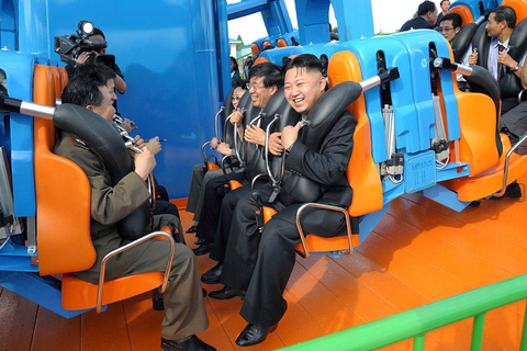 金正恩与中国大使共同体验游乐设施