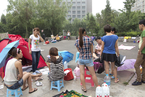 北京暴雨致小区地下室被淹 租户露天睡帐篷