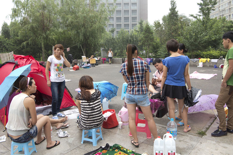 7月27日，北京本家润园C区，地下室被淹，暂时又找不到住处，有的居民只好露宿外面。 杨征/摄