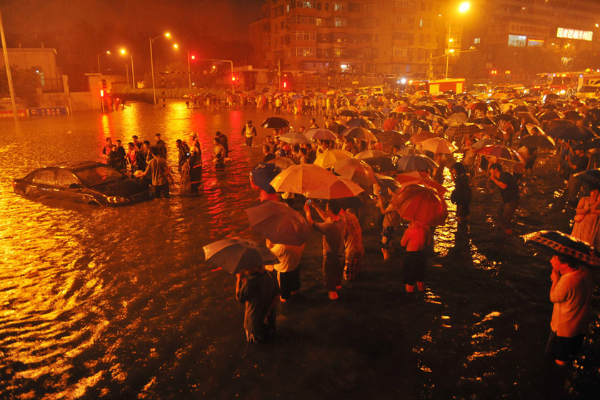 2012年7月21日，北京持续降暴雨，在广渠门桥下，救援人员将一辆车拖上来，并查看车内是否有人。 新京报陈杰/CFP_财新每周图片(2012.7.21-7.27)