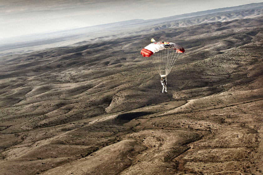 2012年7月25日，美国新墨西哥州罗斯维尔，澳大利亚选手Felix Baumgartner借助气球抵达29455米的高空，并顺利从上面跳下后向一处沙漠降落。期间他自由落体3分48秒，最高时速达862米。 Joerg Mitter/东方IC_财新每周图片(2012.7.21-7.27)